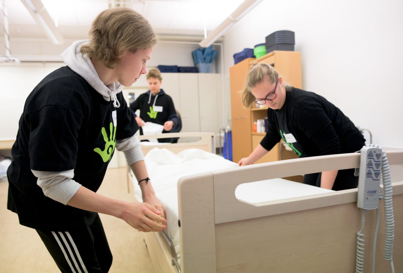 Milla Rontti, Matias Lämsä ja Heikki Kataja selvisivät potilasvuoteen sijaamisesta mallikkaasti.