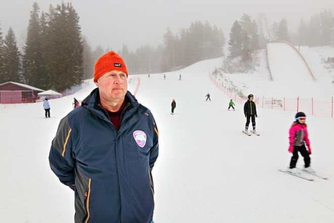Simpsiön rinnepäällikkö Jarmo Lahdensuo kehuu, että vuosien varrella laskijoiden taidot ovat kasvaneet. Tapaturmia ja vaaratilanteita tapahtuu yhä vähemmän. Lahdensuo kiittää asiasta hiihtokouluja. KUVA: TUOMO MÄENPÄÄ