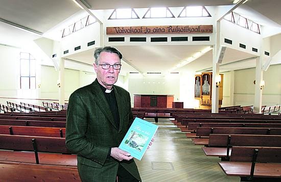 Rauhanyhdistyksen historiikin toinen kirjoittaja Pekka Kinnunen Oulunsalon kirkonkylän rauhanyhdistyksen remontoidussa salissa.