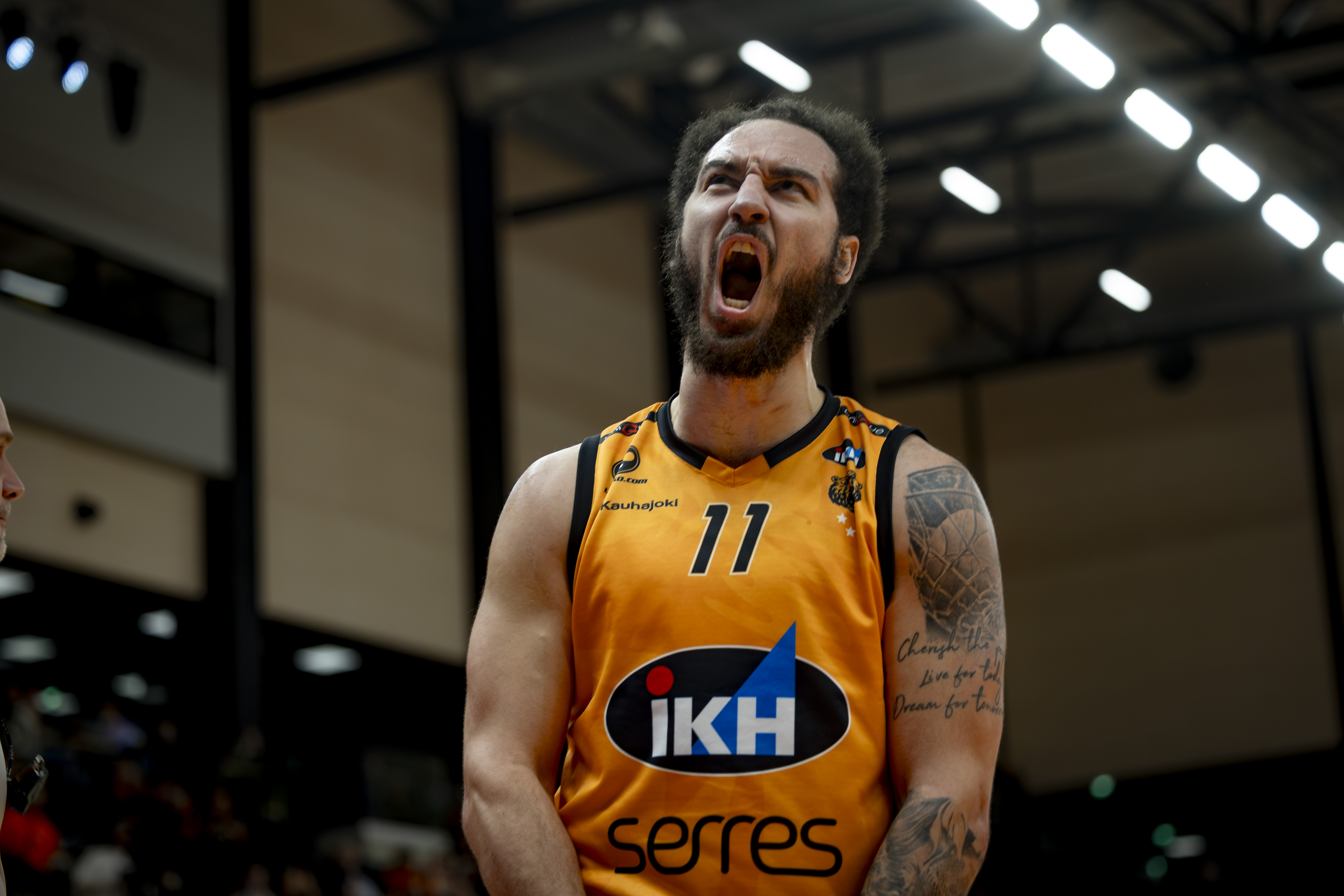 "Ennenkuulumaton tilanne" – Takamiesten loukkaantumissumaan joutunut Karhu Basket taisteli voittoon vajaalukuisenakin