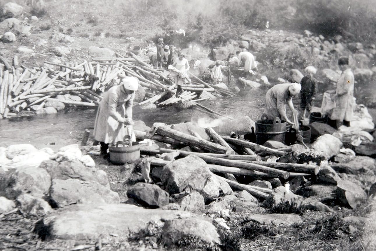 Juhannukseen valmistauduttiin matonpesulla puron varrella Vimpelin Sääksjärvella vuonna 1931.