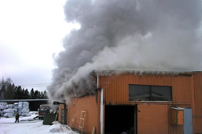 Samaisessa hallissa paloi helmikuussa 2008. Silloin vahingot olivat suuret. KUVA: ARKISTO / REIJO HEIKKILÄ