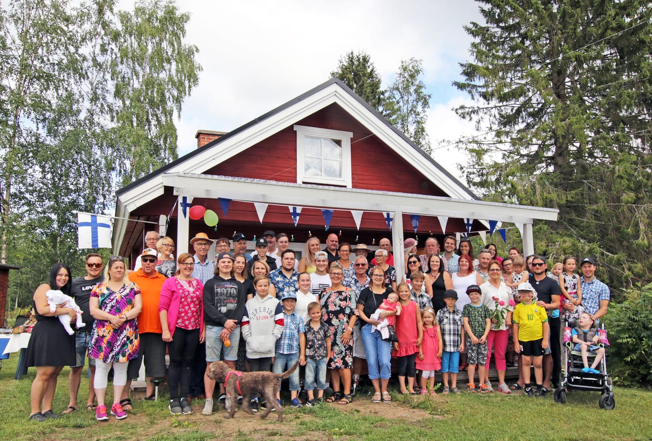 Iso porukka kerääntyi Haapaniemen tilan lähelle sukukokoontumiseen.