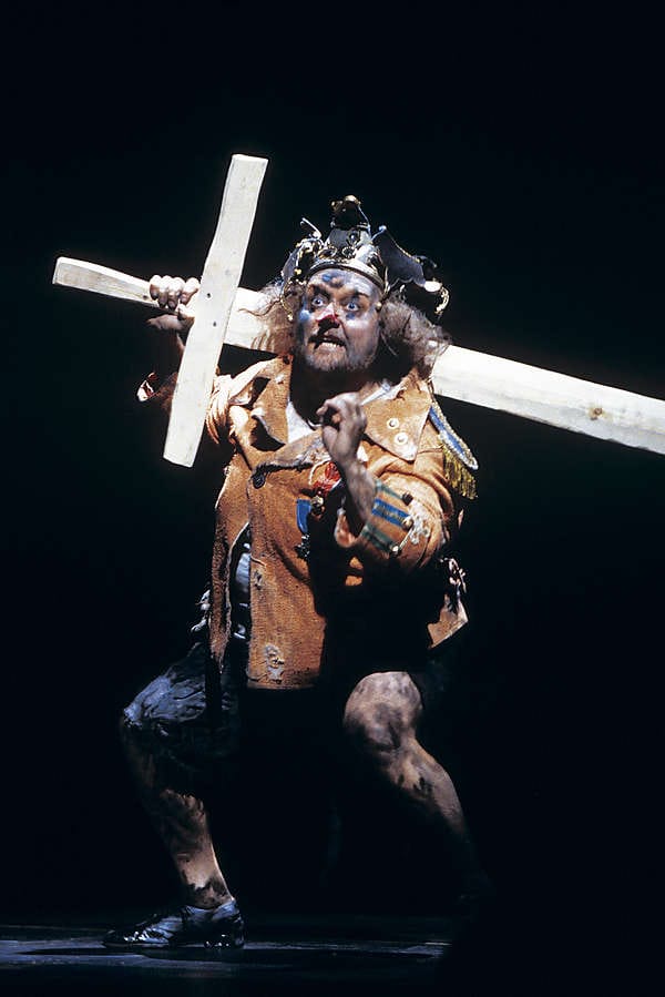 Kari Heiskanen teki loistavan ohjauksen Aulis Sallisen Kuningas Learista. Narrina minulla oli heti alussa 16 sivua laulettavaa. Heiskaselta opin valtavasti uusia asioita, sillä hän on Jumalan hullu ja uskollinen itselleen niin kuin minäkin. Hän muutti ohjausta minun osaltani vielä pari tuntia ennen ensi-iltaa, kertoo Aki Alamikkotervo.