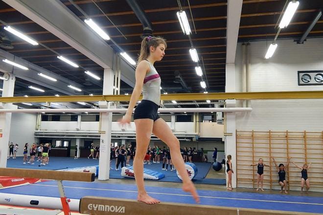 15-vuotias Hanna Lindgren on yksi Volttihalliin helmikuussa harjoitteleman siirtyneistä voimistelijoista. Lindgren voitti E-luokan joukkuekultaa viime viikonloppuna FSG:n mestaruuskilpailuissa. Kuva: Josefiina Vanhanen
