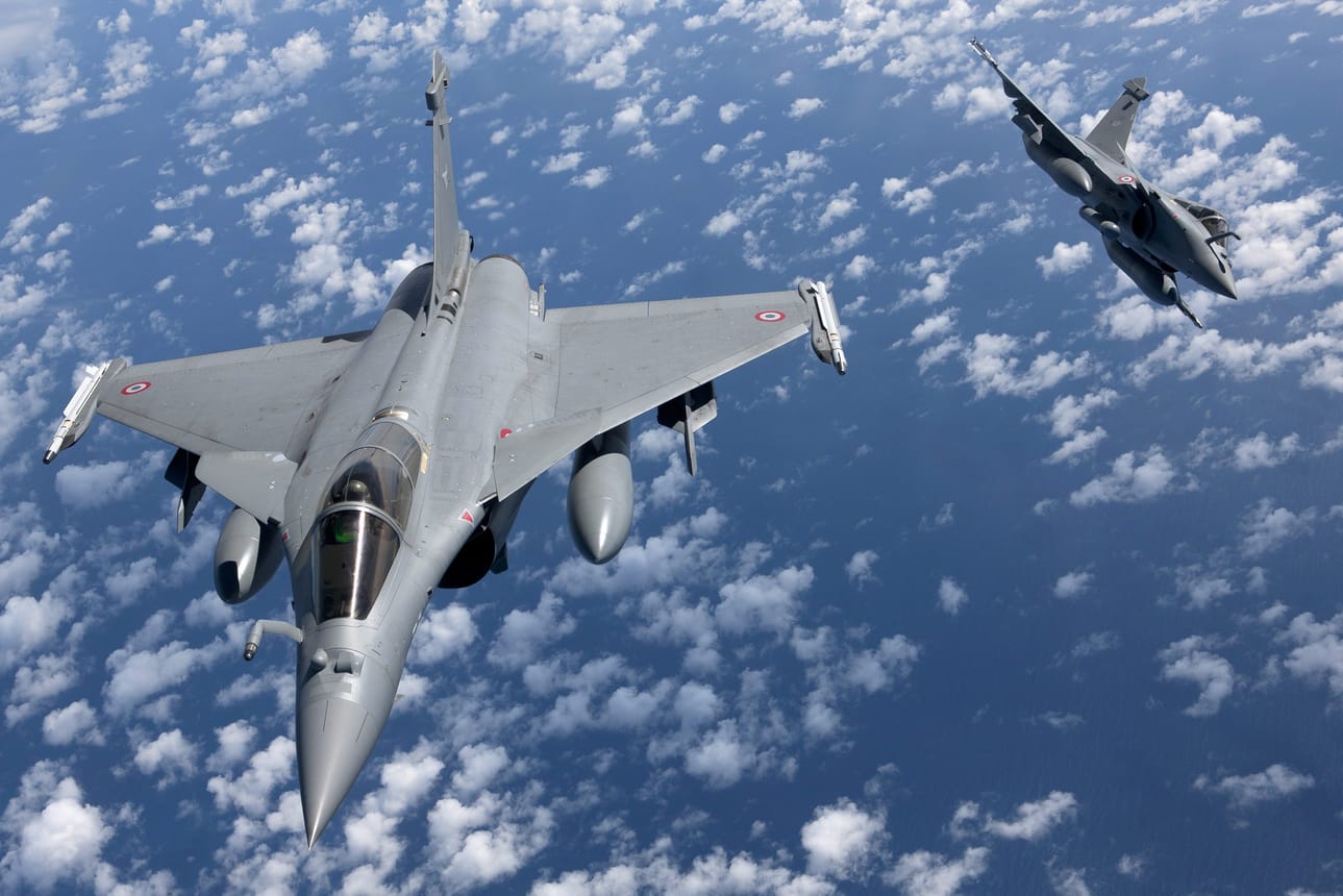 Ranskan Rafale-hävittäjät ilmassa. Arkistokuva.