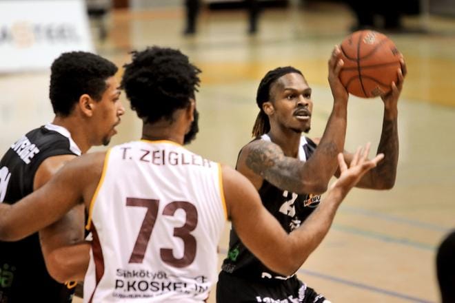 Korona on rokottanut ankarasti urheiluseurojen lipputuloja ja muuta myyntiä. Jordan Loveridge, Trey Zeigler ja Anthony Gaines Jr ottivat tiukasti yhteen Lapualla lokakuussa pelatussa matsissa Kobrat vastaan Korihait. Arkistokuva: Heikki Hakanen