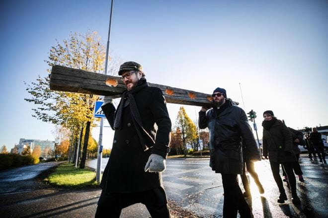 Kai Sadinmaa ja Ilkka Sariola kantavat jalkapuuta kohti tuomiokapitulia. Kuva: Krista Luoma