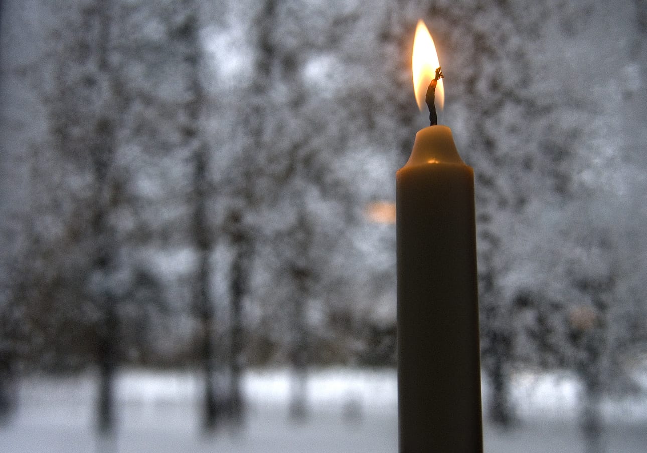 Kirjoittaja toivoo, että adventti ja joulu mahdollistaisivat aikaisempaa paremmin hiljentymisen ja oleelliseen keskittymisen. Joskus vähemmän voi olla enemmän.