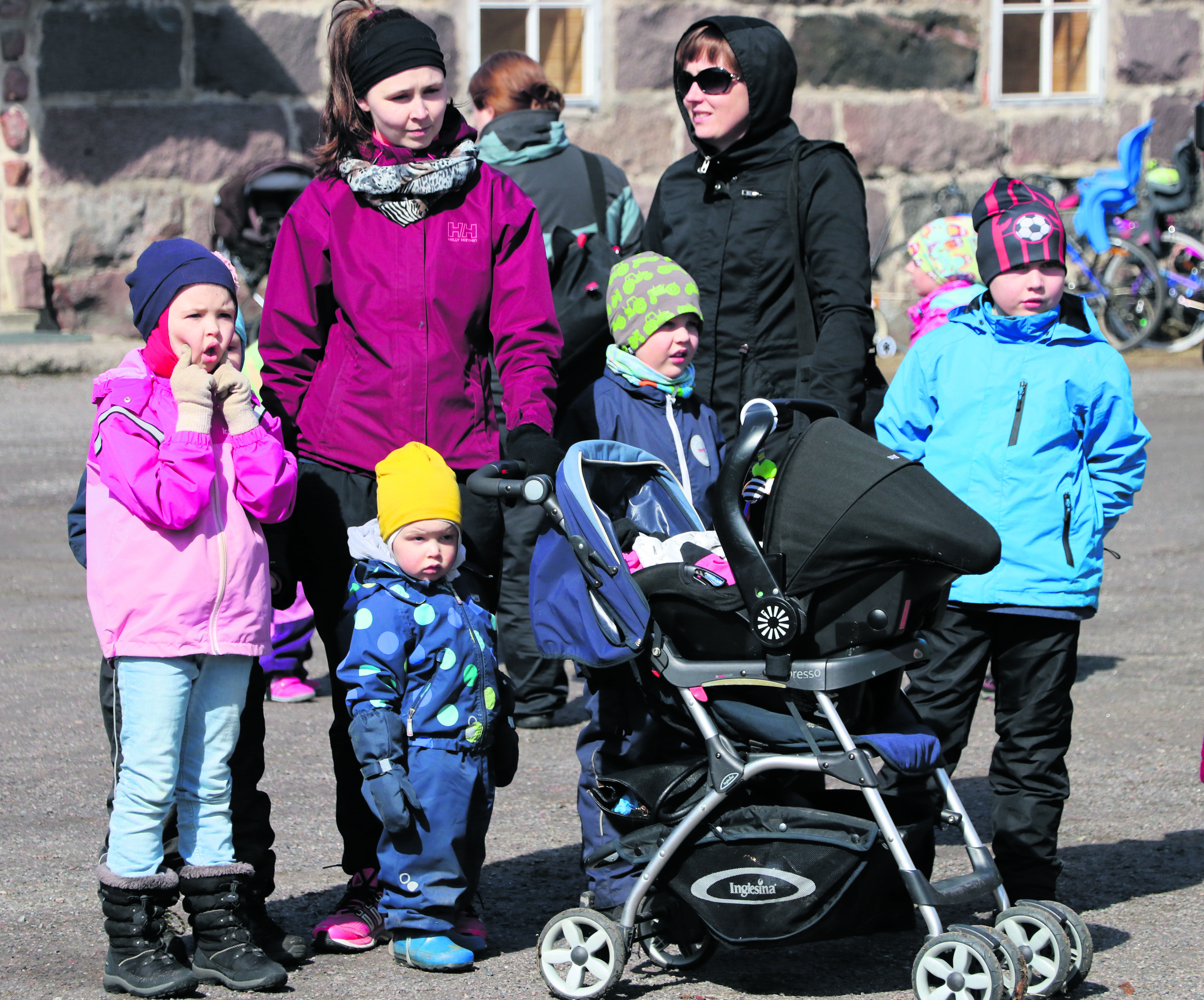 Perheet löysivät koko perheen yhteiseen vapputapahtumaan Limingan seurakuntatalolle.