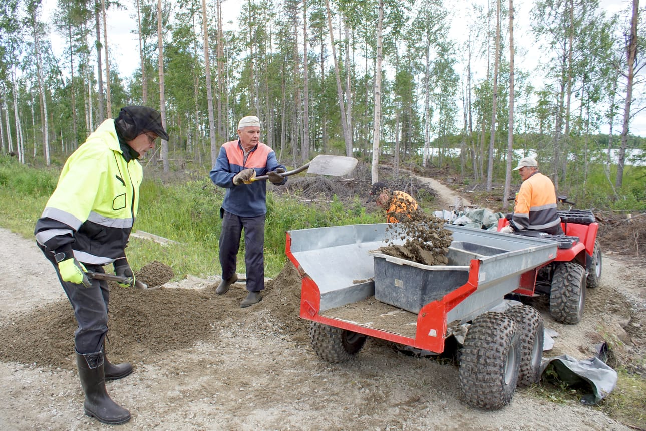 Murske sai kyytiä kun Kauko Kuukasjärvi (oikealla), Jaakko Jurmu ja Veikko Granlund sitä lappoivat Lassi Heikkilän mönkijän kärryyn.