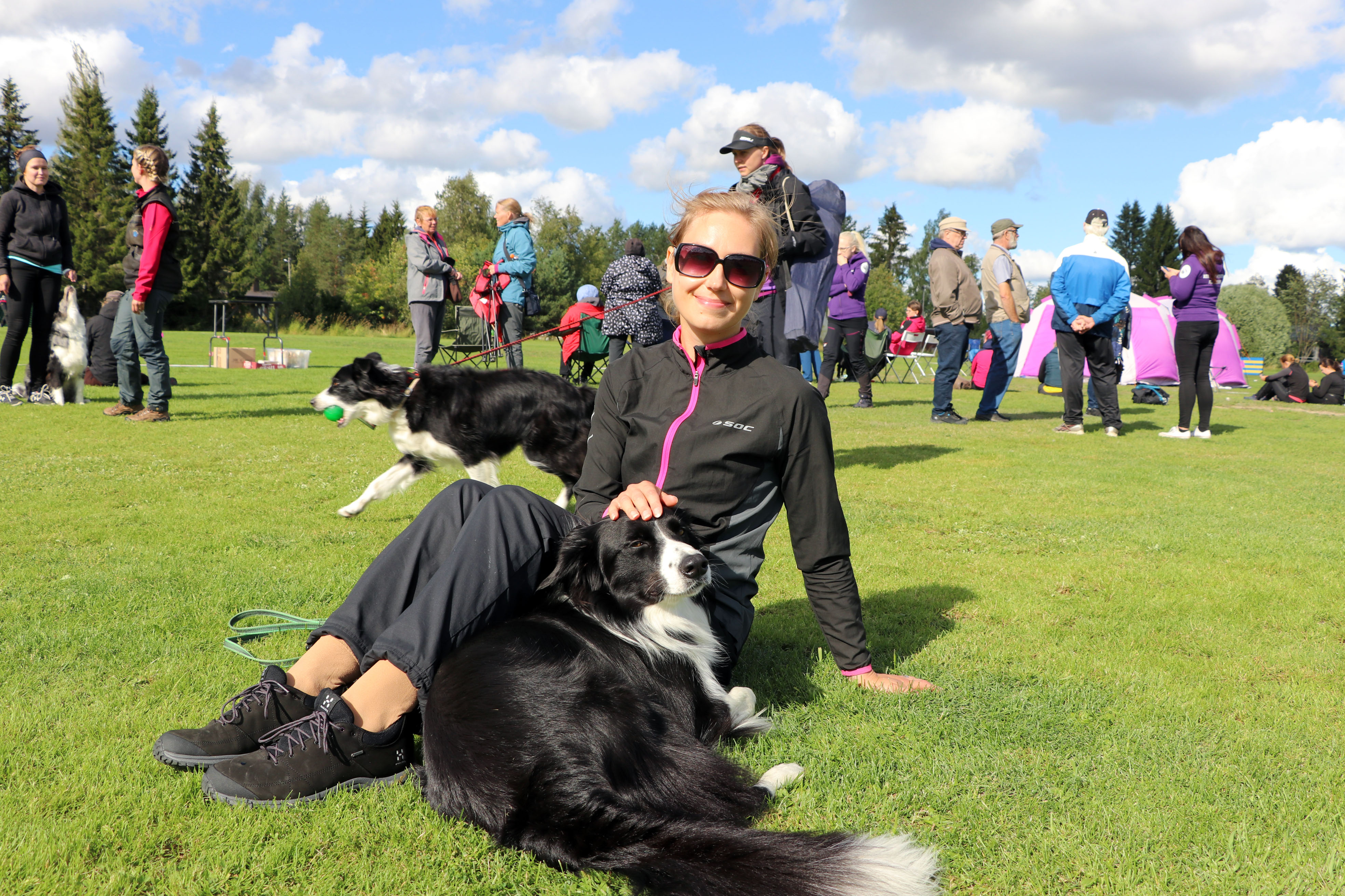Helsinkiläinen koirakko Katri Ristimäki ja bordercollie Uno yllättyivät iloisesti erikoisvoittajaluokan finaalipaikasta. Oikealla Helena Habten ja  bordercollie Vinkeän Valonnopeuden tokotyylinäytteitä.