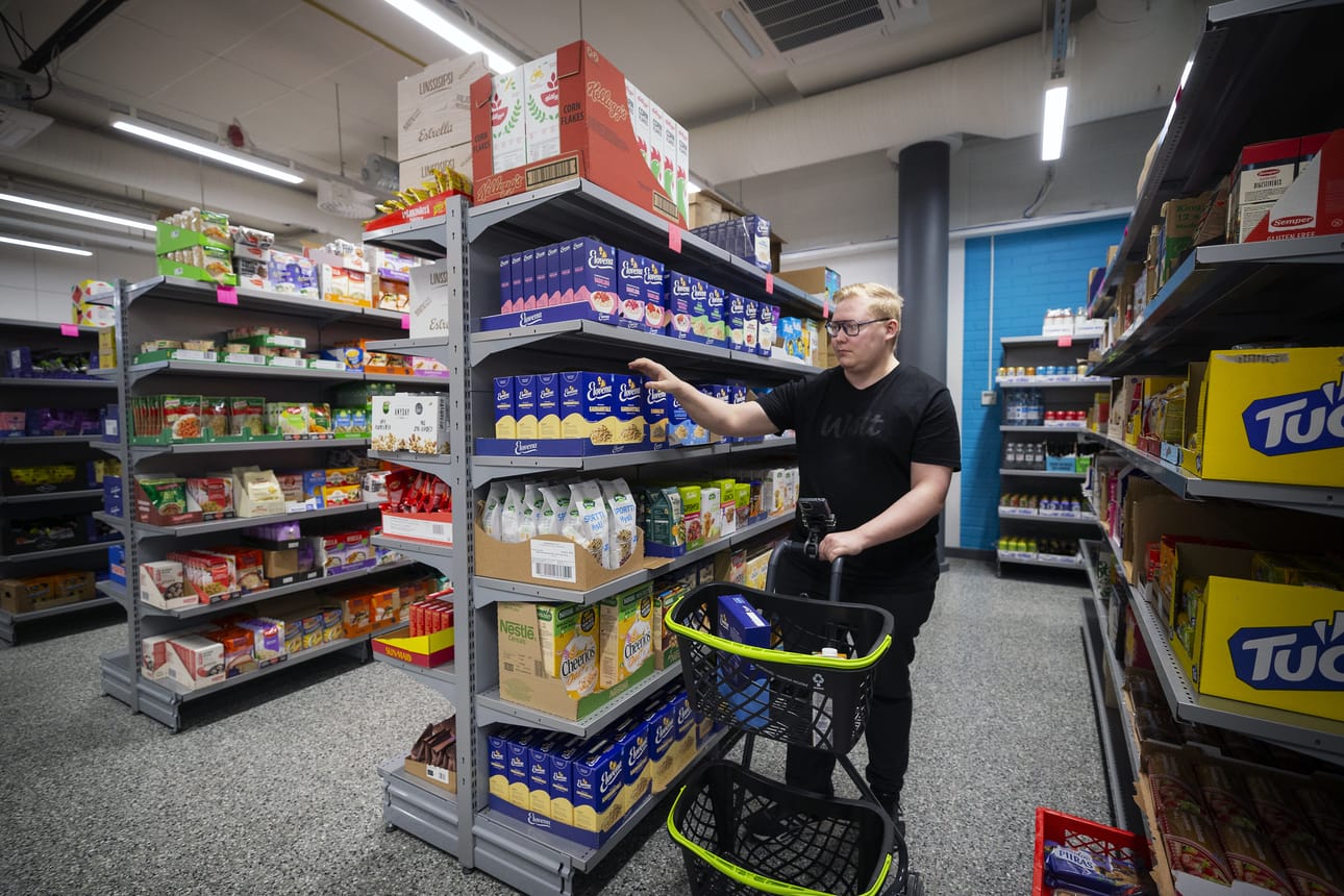 Teemu Koitto keräilee mobiilisovelluksella tehtyä ruokakauppatilausta.