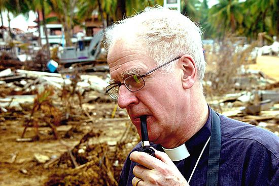 Pastori Kaj Engström hyökyaallon tuhojen keskellä.