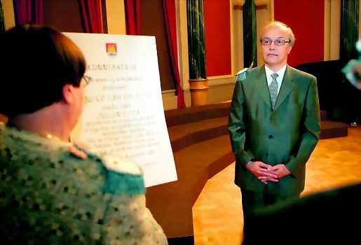 Professori Jouko Vahtola vastaanotti Etta-arvonimen työstään oululasten historian kertojana. Etaksi hänet julisti Oulu-seuran puheenjohtaja Kaarina Niskala.