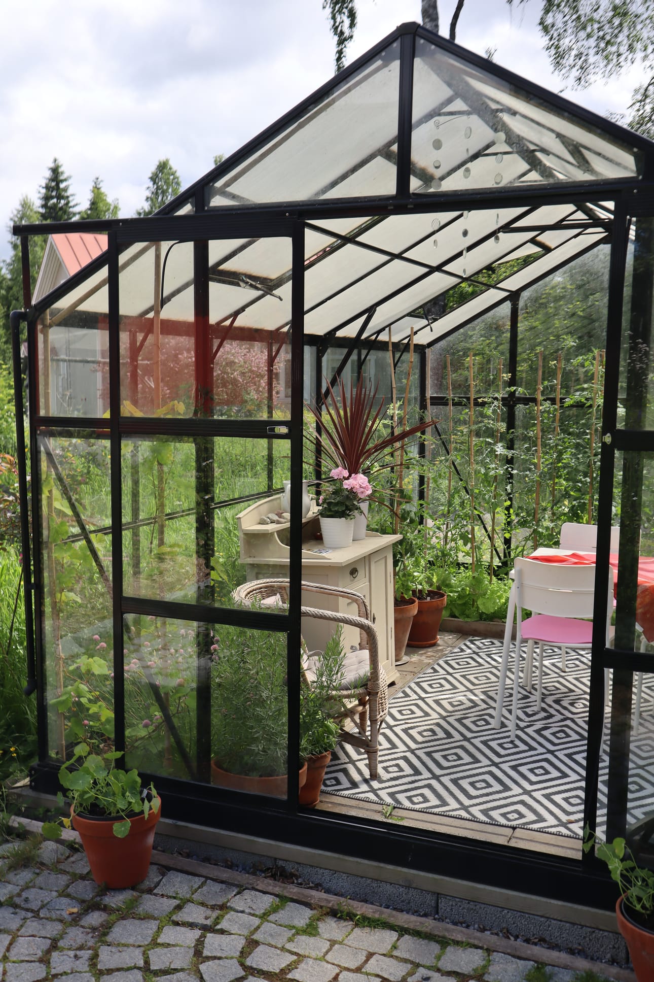 Granlundien kasvihuoneessa kasvaa muun muassa tomaattia, kurkkua, paprikaa ja chiliä. Kasvihuoneesta saa myös esimerkiksi kesän ensimmäiset ja viimeiset salaatit.