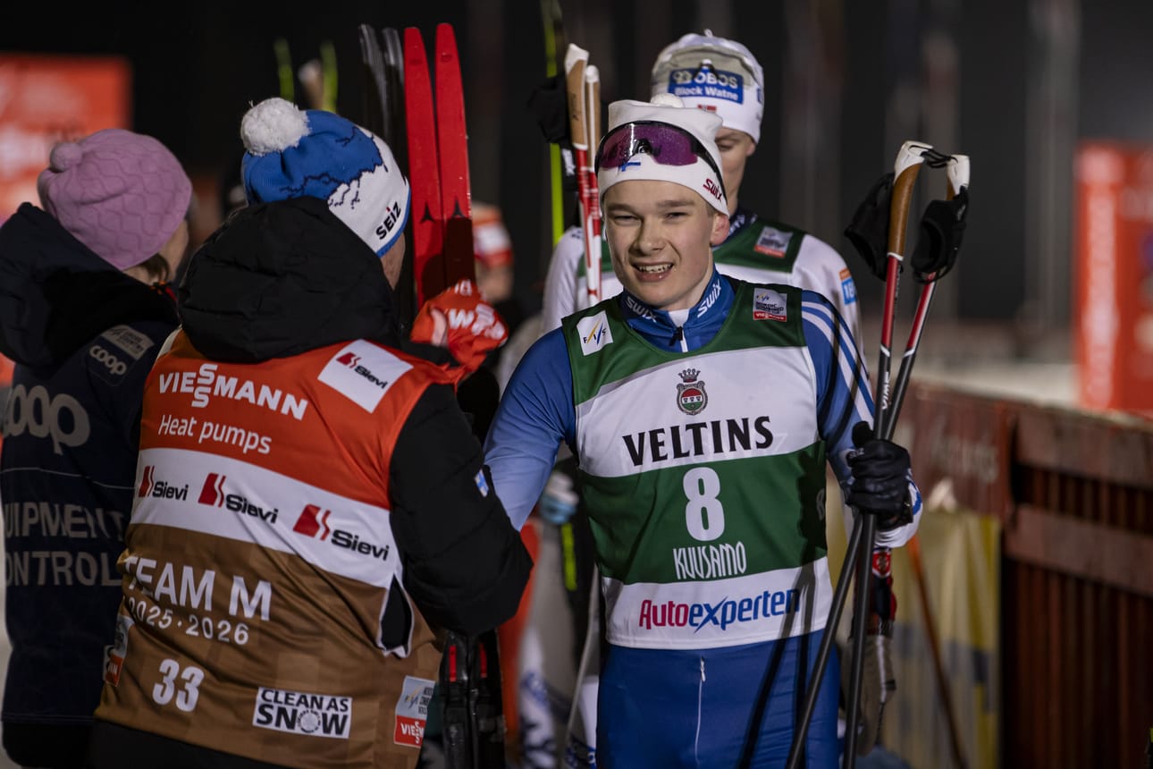 Eemeli Kurttila saa onnittelut uran ensimmäisten maailmancup-pisteiden johdosta mäkivalmentaja Lauri Asikaiselta.