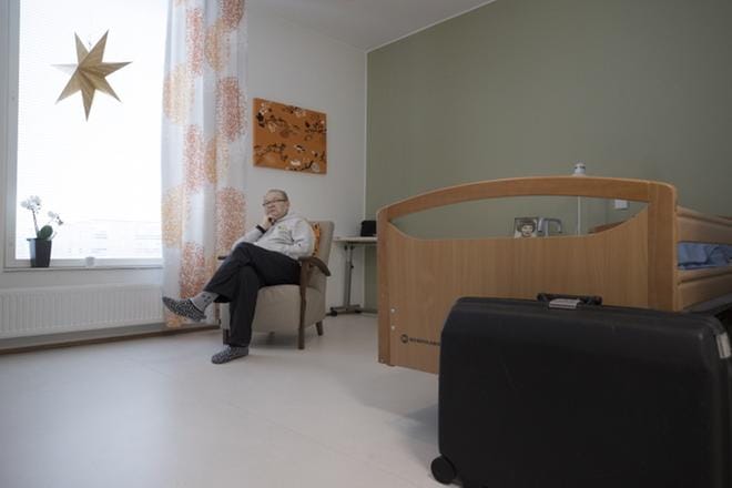 Vaasalainen Ahti Virkkala muutti viikoksi Himalajan palvelutaloon, pois Vuorikodin senioritalosta tuskallisten muistojen keskeltä. Hän aikoo muuttaa takaisin omaan asuntoonsa. Seija-vaimo siunataan ja haudataan tällä viikolla. KUVAT: MINNA ANTILA