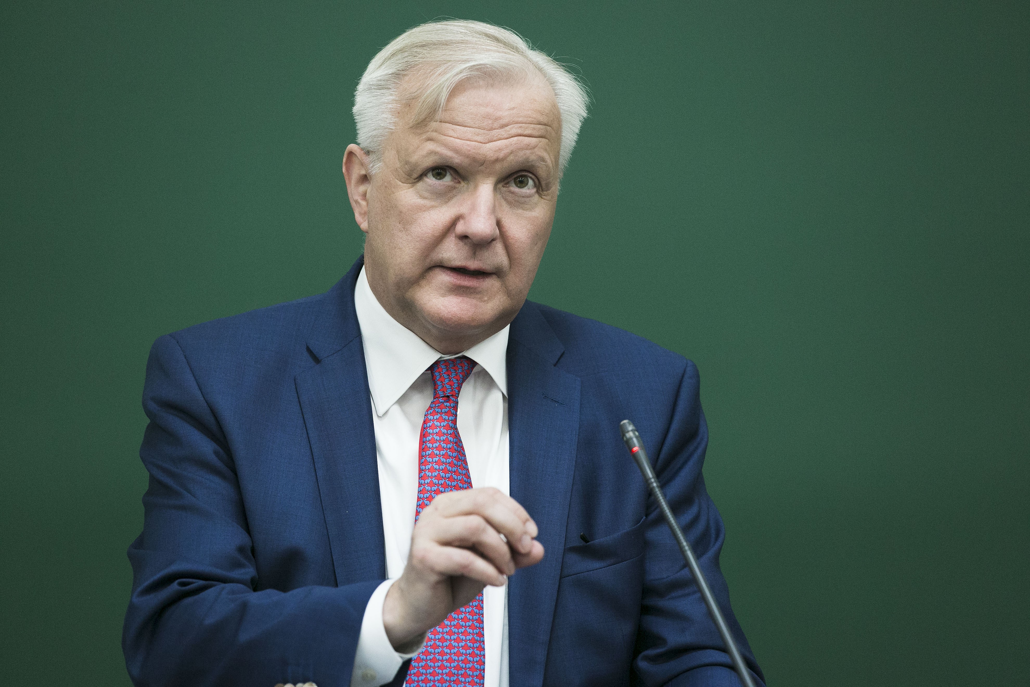 Suomen Pankin pääjohtaja Olli Rehn kehottaa Suomea varautumaan maailmantalouden kasvun hidastumiseen, heikompaan suhdanteeseen ja ikääntyvän väestön hoito- ja hoivatarpeen lisääntymiseen.
