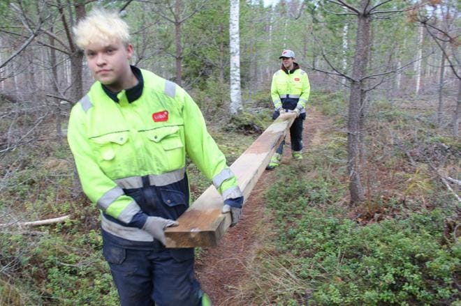 Tommi Huhtala (etualalla) ja Hannes Kalliojärvi ahkeroivat torstaina Mulkkujärven luontoreitin kunnostustöissä. KUVA: REIJO HEIKKILÄ