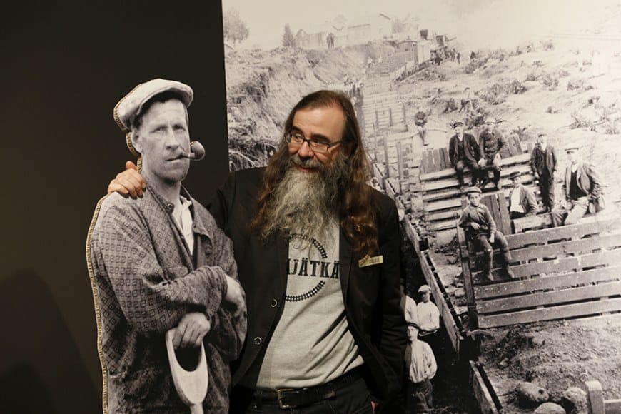 Kalle Kallion teos tarkastelee rautatienrakentajien kokemuksia Suomen ensimmäiseltä ratatyömaalta toiseen maailmansotaan saakka. Historiantutkimuksessa ei ole aiemmin perehdytty näihin miehiin, jotka rakensivat maamme rataverkon.