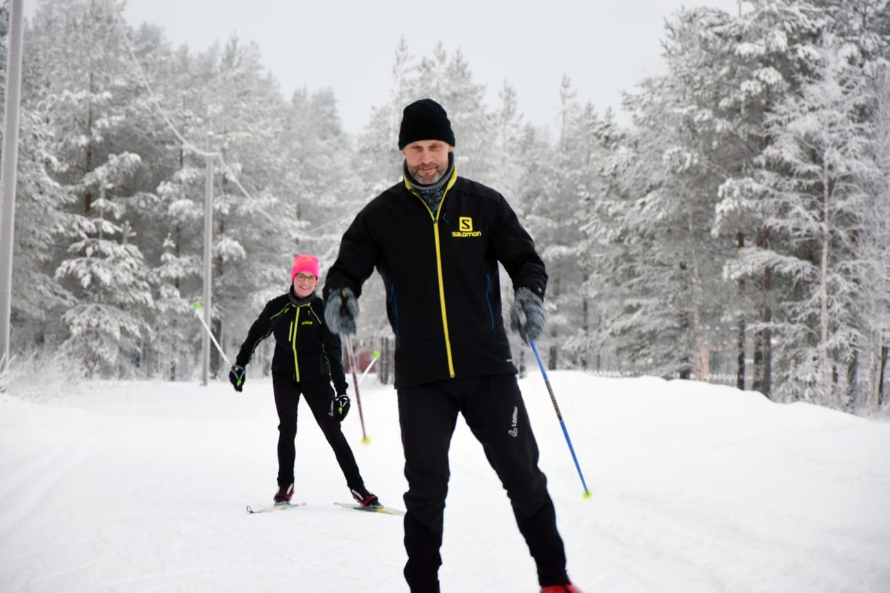 Meri Sirkeinen ja Pekka Launonen nautiskelivat Hietamaan mahtavista laduista keskiviikkona Ruukissa.