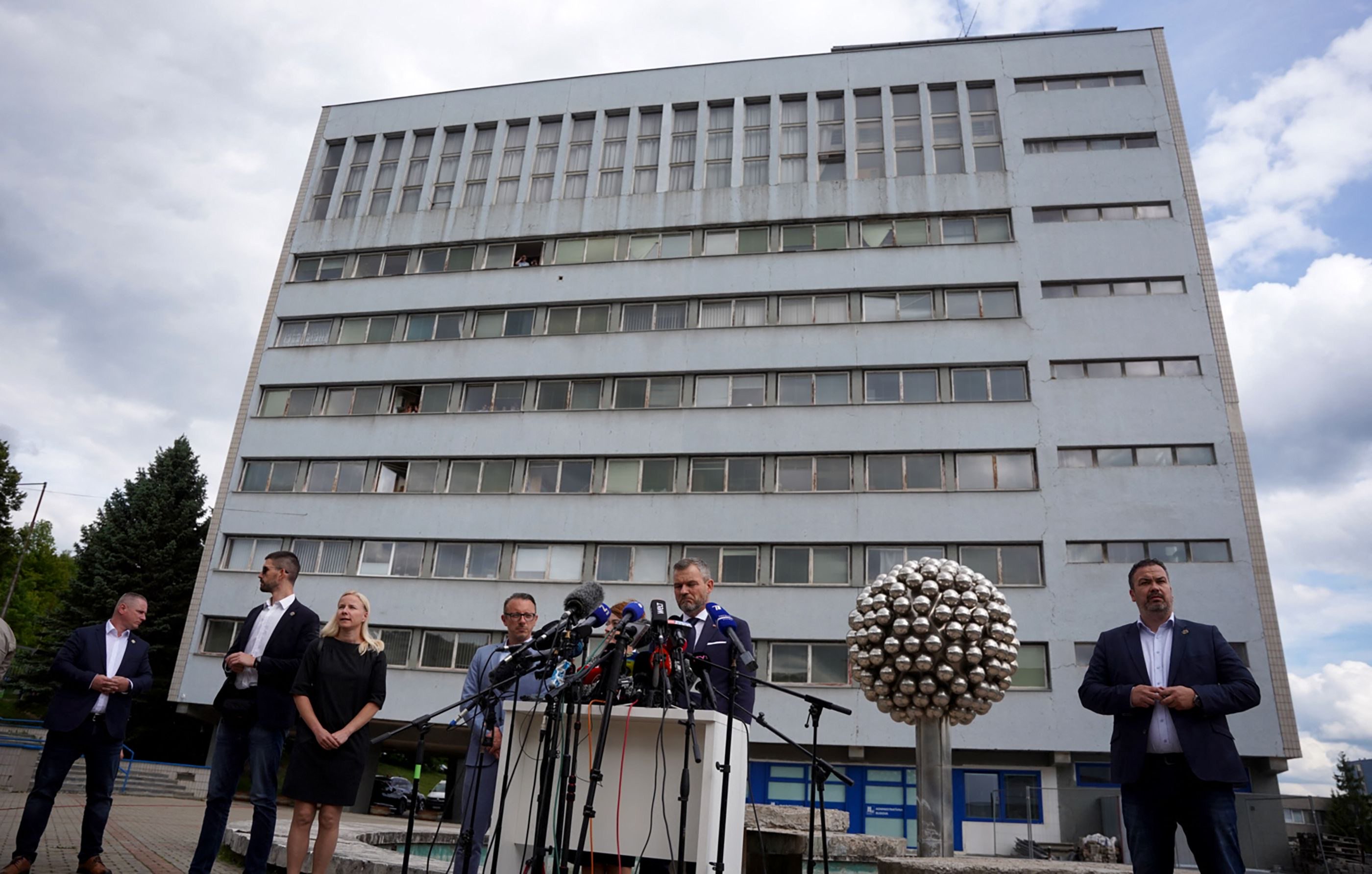 Presidentinvaalit voittanut Peter Pellegrini puhui medialle sairaalan luona Banska Bystrican kaupungissa.