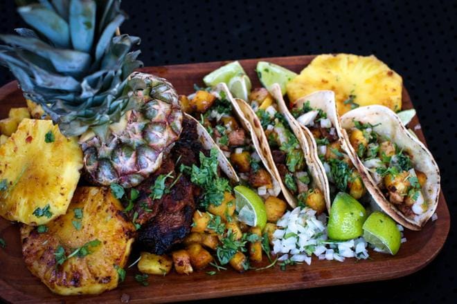 Sreetfood-suosikki tacos al pastor eli paimenen tacot yhdistää tacoihin tuoretta ananasta. Emme ole siis ainoa kansa, joka lisää suosikkiruokiinsa ananasta. KUVA: Nanna Rintala