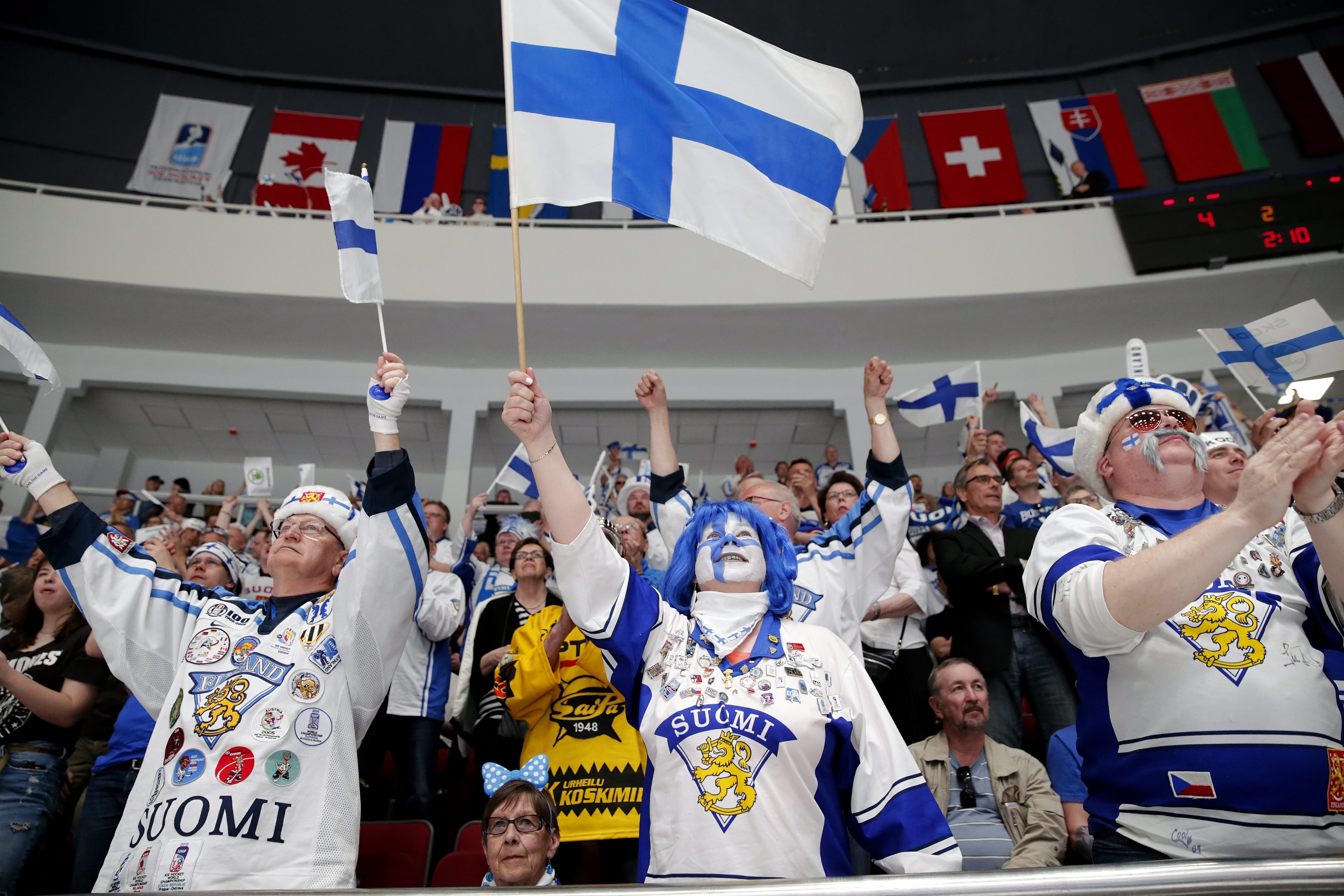Maamme-laulu kajahti komeasti sunnuntain Suomi-Saksa-ottelussa Pietarissa.