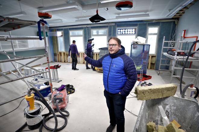 Tanelinrannan alakoulun rehtorin Lasse Niemen mukaan luokkien sisäilmaa saneerataan parhaillaan seiniä tiivistäen. Yhden luokan kunnostaminen kestää noin puolitoista kuukautta, jonka ajan oppilaat ovat evakossa koulun entisissä iltapäiväkerhon tiloissa koulun toisessa siivessä. KUVA: TOMI KOSONEN