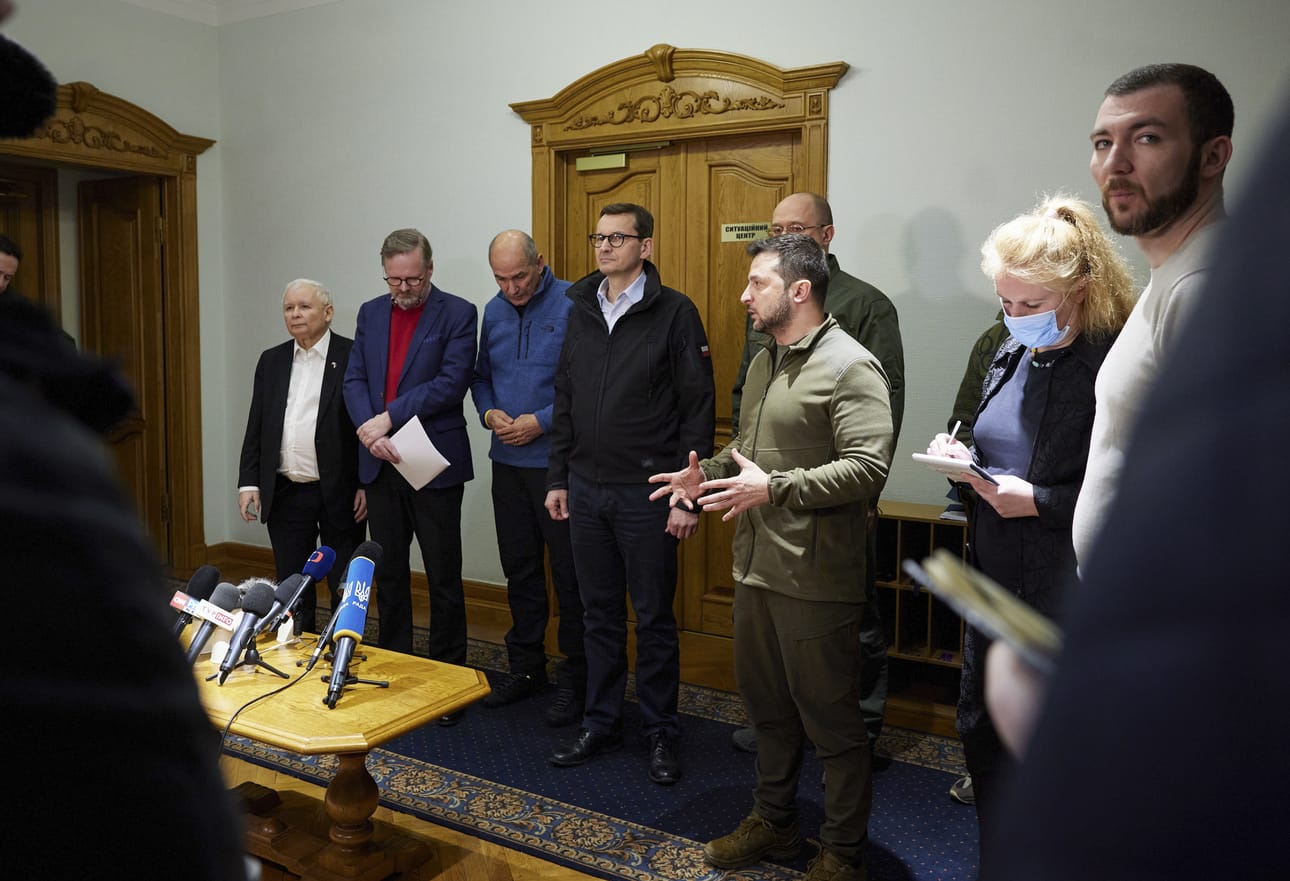 Ukrainan presidentti Volodymyr Zelensky ja pääministeri Denys Shmyhal tapasivat Tshekin pääministerin Petr Fialan, Puolan pääministerin Mateusz Morawieckin, Puolan varapääministerin Jaroslaw Kaczynskin ja Slovenian pääministeri Janez Jansan Kiovassa tiistai-iltana.
