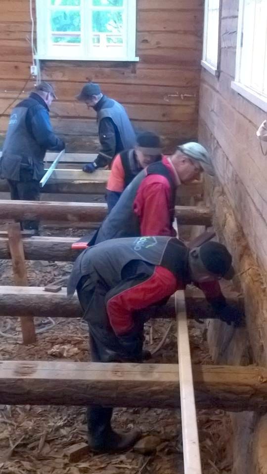 Salin lattian kuivalaho teetätti lisätöitä. Kuva talkooalbumista.