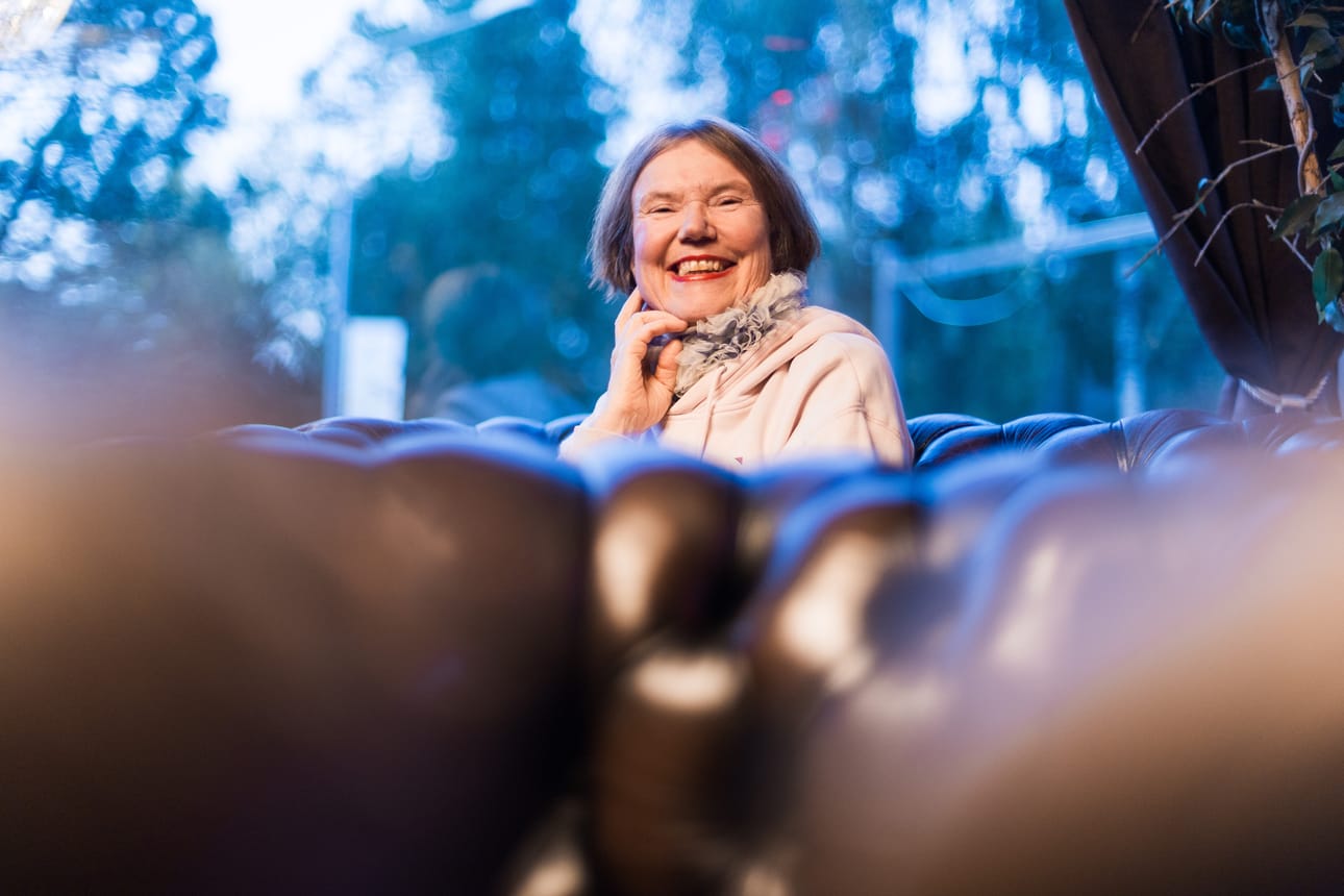 Rosa Liksom kuvattuna Tornion Pikku Berliinissä elokuun lopussa, jossa hän keskusteli toisen kirjailijan eli Kauko Röyhkän kanssa Tornionlaaksosta ja juuristaan.