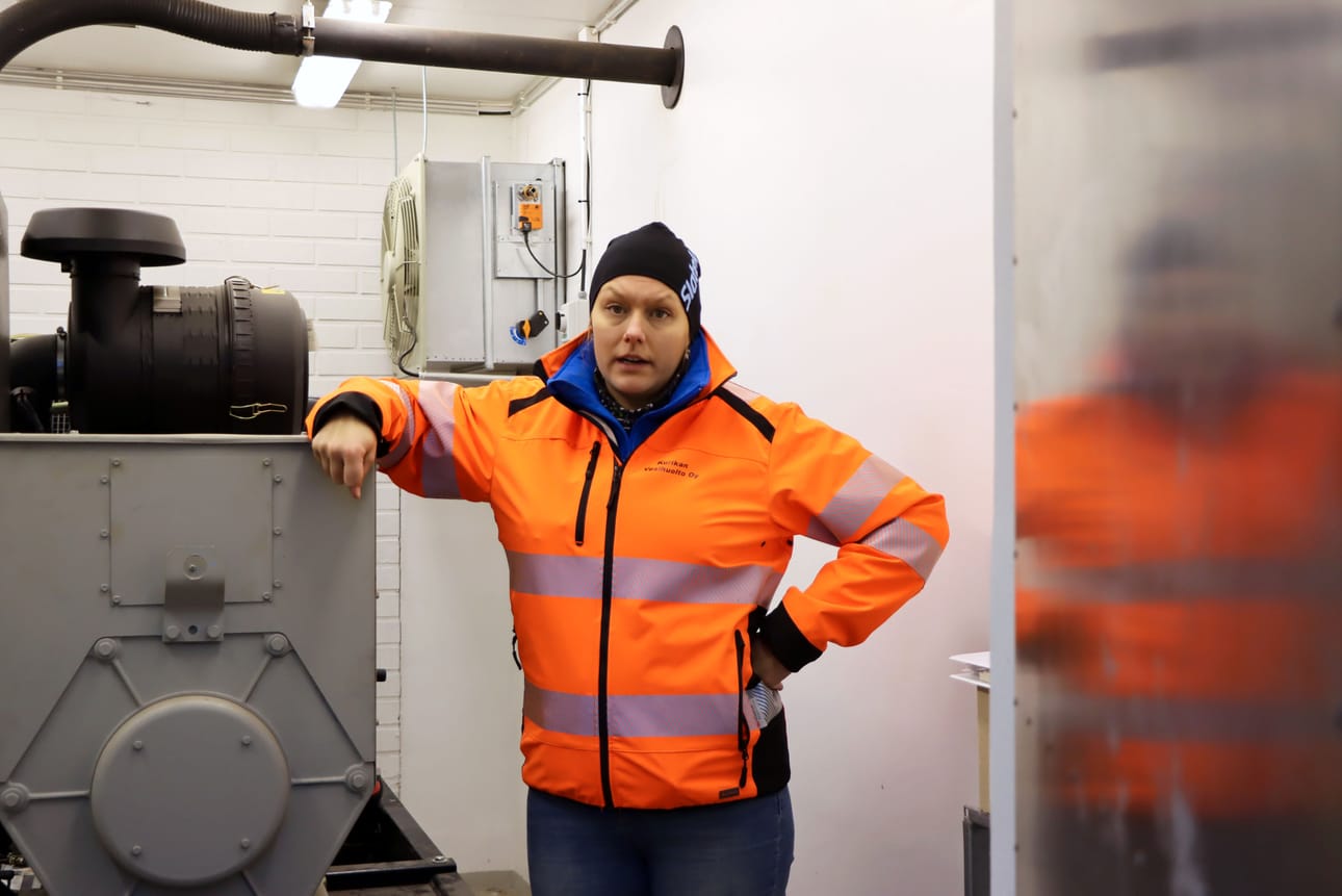 Tulevaa talvea varten vesiyhtiön on täytynyt varautua poikkeuksellisen hyvin myös sähkökatkoihin. Käyttöinsinööri Sara Rantamäen kainalossa on Aronlähteen pohjavesilaitoksen varavoimakone.