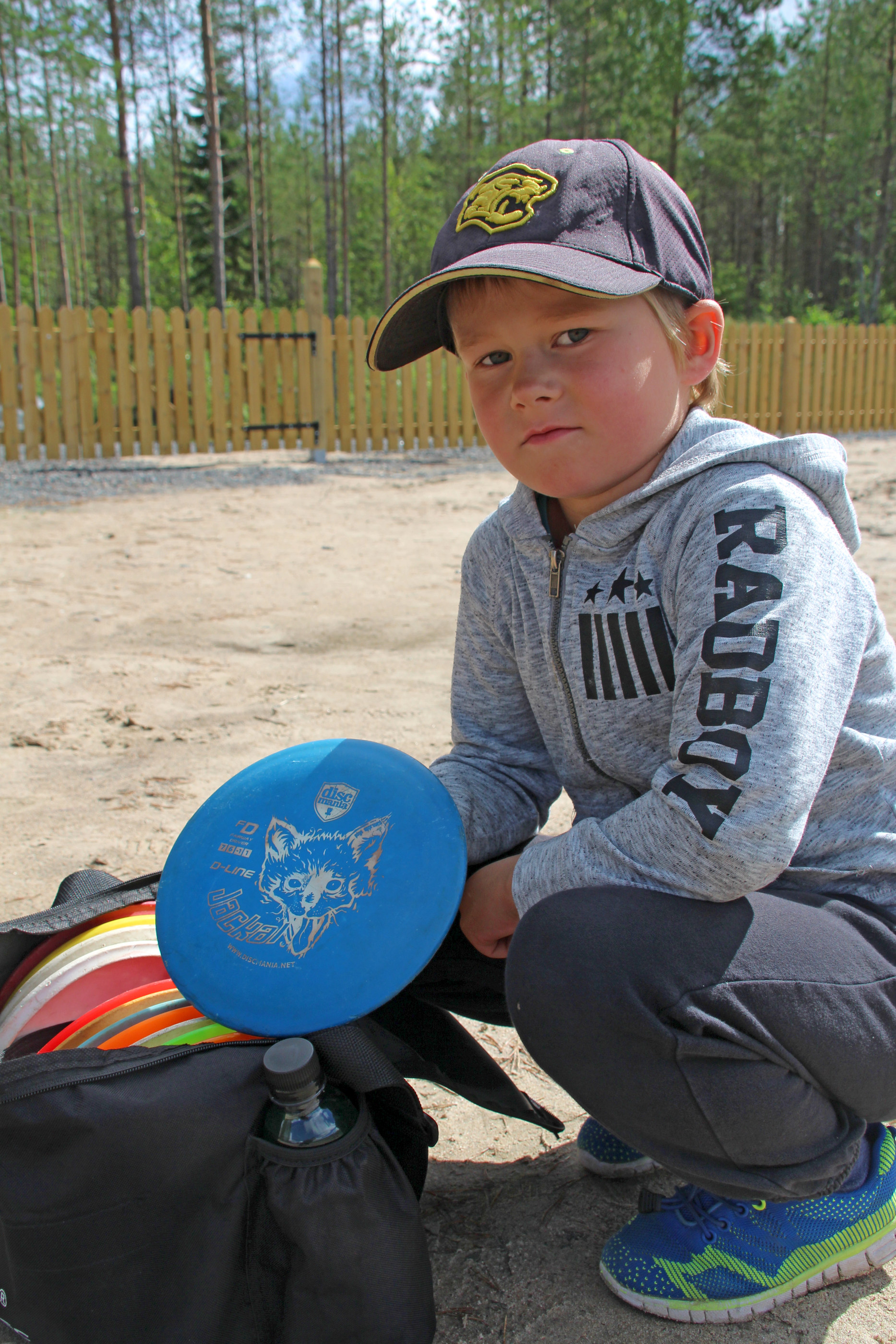 Juniorisarjan voitti Veeti Vuori. Veetin mukaan tällä sinisellä frisbeellä heitto sujuu hyvin.