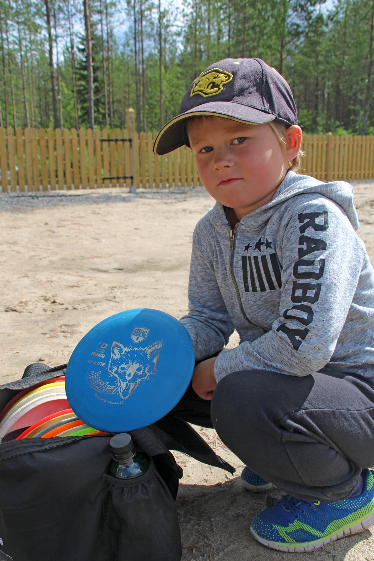 Juniorisarjan voitti Veeti Vuori. Veetin mukaan tällä sinisellä frisbeellä heitto sujuu hyvin.