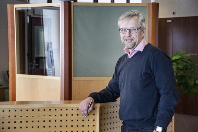 Kauhavan ydinkeskustassa pääpaikkaansa pitävän Soforin toimitusjohtaja Jukka-Pekka Sorvisto on tottunut avaamaan virtualisointiin ja tekoälyyn liittyviä asioita kansantajuisesti. KUVA: JUHA AHO-PYNTTÄRI