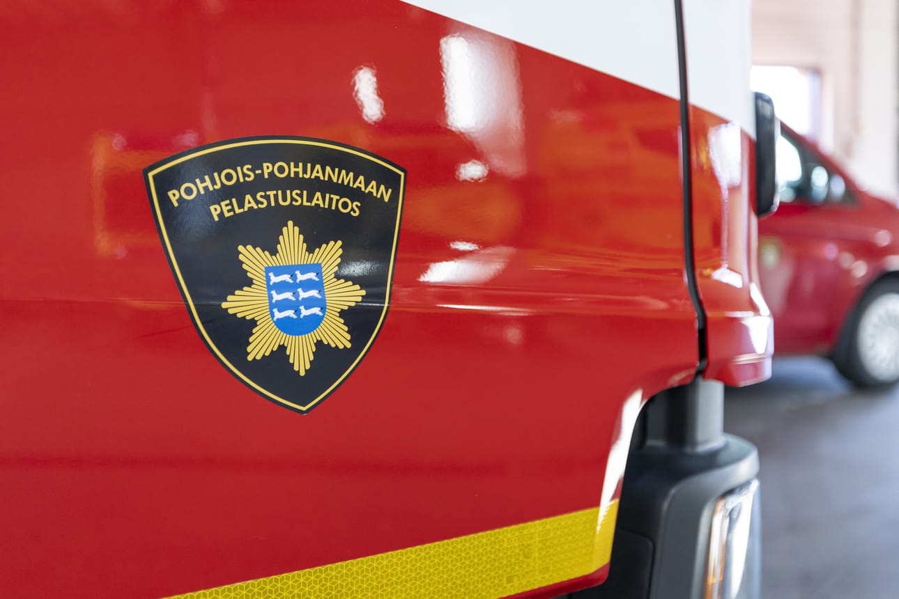 Paikalla on pelastuslaitoksen yksiköitä usealta eri paloasemalta.