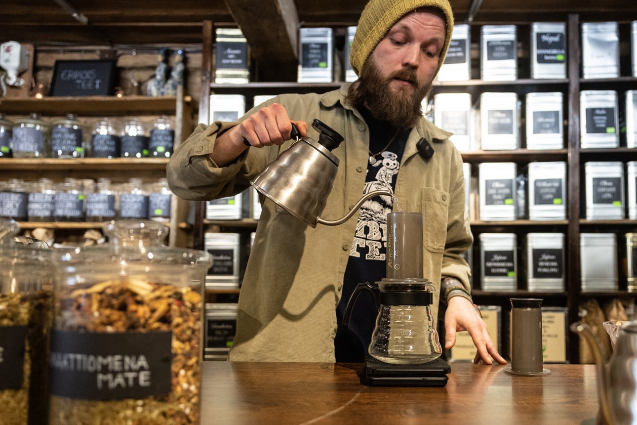 Oululainen kahvihifistelijä Juho Törmälä kertoo yksinkertaiset vinkit paremman makuiseen kahviin – Osa onnistuu täysin ilmaiseksi