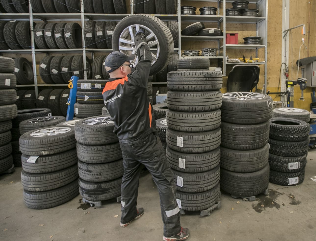 Rengashotellien suosio kasvaa. Autojen rengaskoot ovat kasvaneet, ja isot pyörät painavat paljon. Osa asunto-osakeyhtiöistäkään ei salli renkaiden säilytystä varastotiloissa.