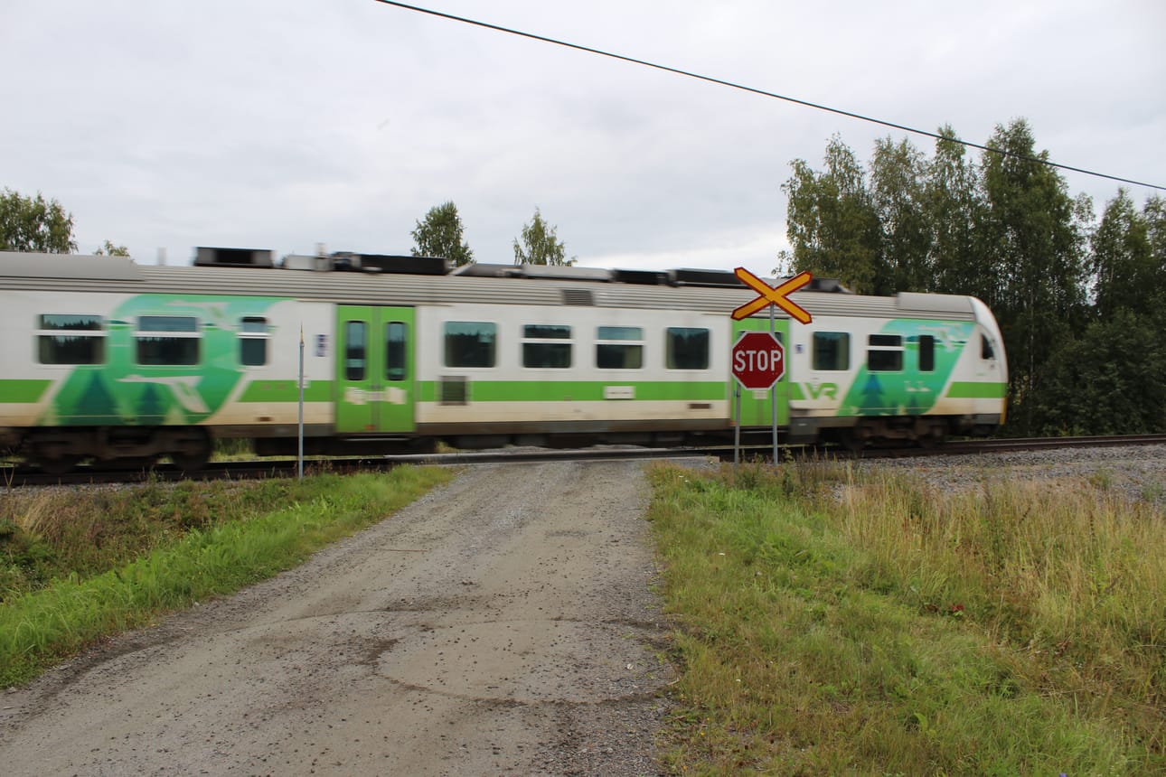 Haapamäen radan henkilöliikenteessä palvelevat dieselkäyttöiset kiskobussit. Tämä kiskobussi huristeli perjantaina aamupäivällä Tuurin kohdalla kohti Keski-Suomea.