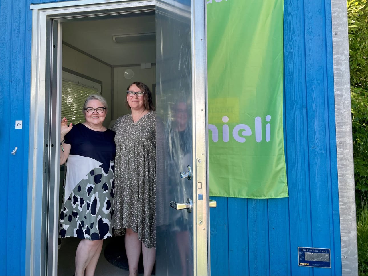 MIELI Lakeuden mielenterveys ry:n toiminnanjohtaja Elina Anttila-Varpula (vas.) ja kriisityöntekijä Tiina Veijonen valmistelivat Huolituoli-konttia kävijöitä varten torstai-iltapäivänä.