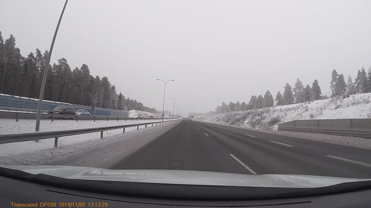 Pohjatiellä Oulussa auto ohittaa pientareen puolelta