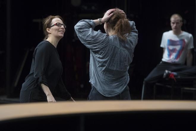 Juulia Tapola neuvoo mezzosopraano Essi Luttista, joka laulaa Carmenin nimiroolin vuorotellen Merja Mäkelän kanssa. KUVAT: MINNA ANTILA