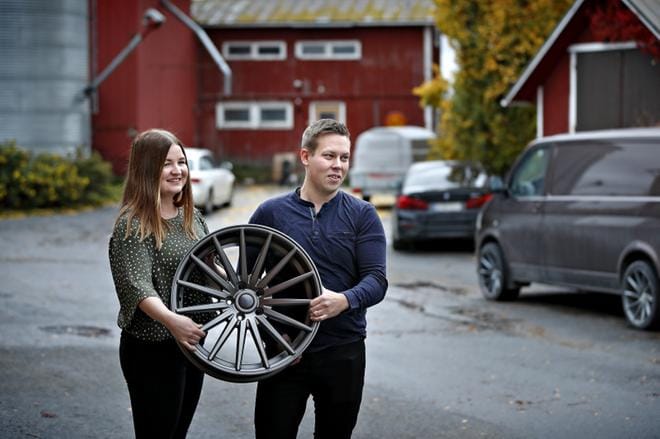 Lasse Hattula tunnustaa, että autoalan yrittäjänä ei ole koskaan ajanut töihin. Työpaikka on ollut aina samassa pihapiirissä. Nyt Tuning Design net Oy se sijaitsee Ilmajoen Koskenkorvalla. Perhe ja yrityksen varasto muutti muutamia viikkoja sitten Riina Hattulan kotitilalle, jossa heidän on tarkoitus jatkaa myös maatilayritystä. Kuvat: Tomi Kosonen