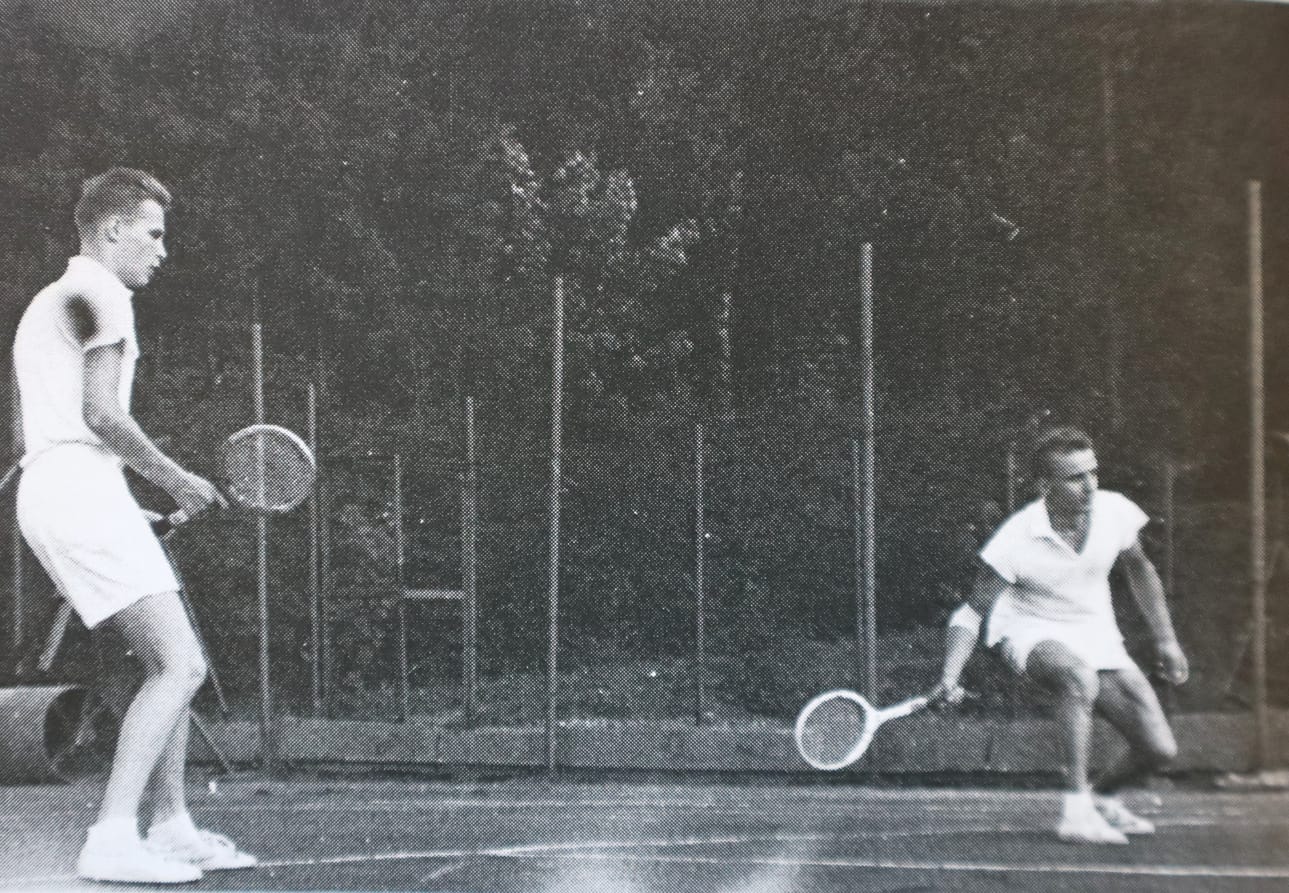Tennis-61 seuran pelaajia upouudella Merenkyntäjien kentällä Vaskiluodossa kesällä 1961. Kenttä tehtiin seuran jäsenten talkootyöllä. Pelaamassa Rainer Smått ja Ylermi Kivistö.
