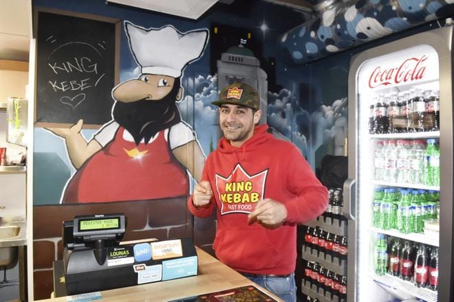 Kebabravintolan ravintolapäällikkö Deniz Ahmet haluaisi pidentää ravintolan aukioloaikaa, mutta toistaiseksi vuokranantaja ei anna lupaa.
