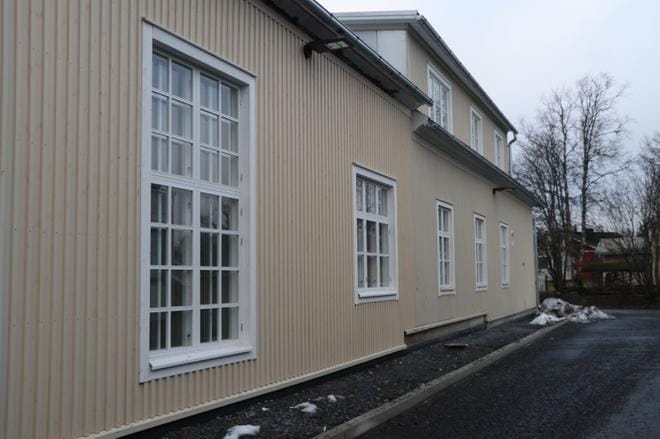 Vuonna 1928 Alajärvelle valmistuneen Alvar Aallon kunnansairaalan kahden pääikkunan vanhat mallit löytyivät vanhan sairaalan seinän sisältä. Vanhan mallin mukaiset uudet ikkunat asennettiin paikoilleen vuodenvaihteessa. KUVA: SARI HEINILÄ