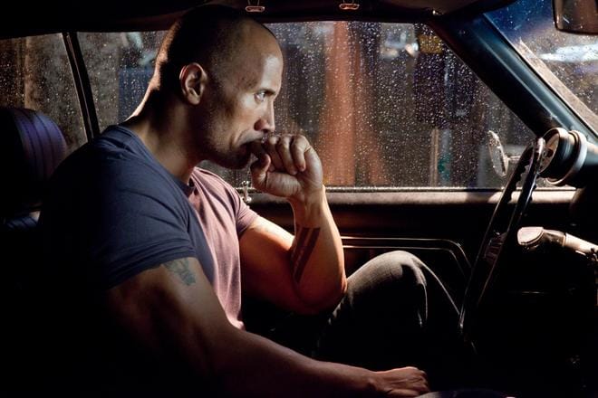 Entinen huijari Driver (Dwayne Johnson) joutuu sarjaan ilmeisesti toisiinsa liittymättömiä murhia elokuvassa Faster. Hänet jäljittää veteraanipoliisi, jolla on omat salaisuutensa.