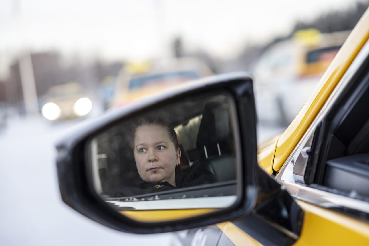 Iida Särkiniva ajaa taksia normaalisti Kempeleessä. Hiljaisena välipäivänä hän saapui Ouluhallin parkkipaikalle toiveenaan saada pidemmän matkan kyyditys.